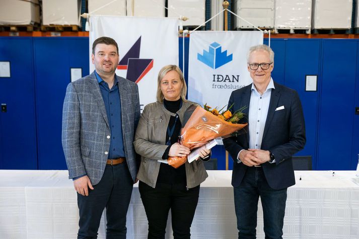 Fyrir hönd BL ehf tók Anna Lára Guðfinnsdóttir mannauðsstjóri við hvatningaverðlaunum atvinnulífsins. Með henni eru Ásmundur Einar Daðason menntamálaráðherra og Ólafur Jónsson, starfsmaður Nemastofu atvinnulífsins.