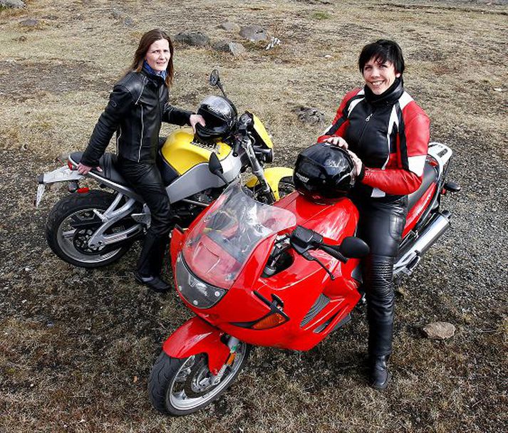 Valdís Steinarrsdóttir, formaður Sniglanna, á Buell Lightning árgerð 2003, og Sylvía Guðmundsdóttir fjölmiðlafulltrúi samtakanna sem er á BMW K1200 RS, 1200 cc, árgerð 2000.