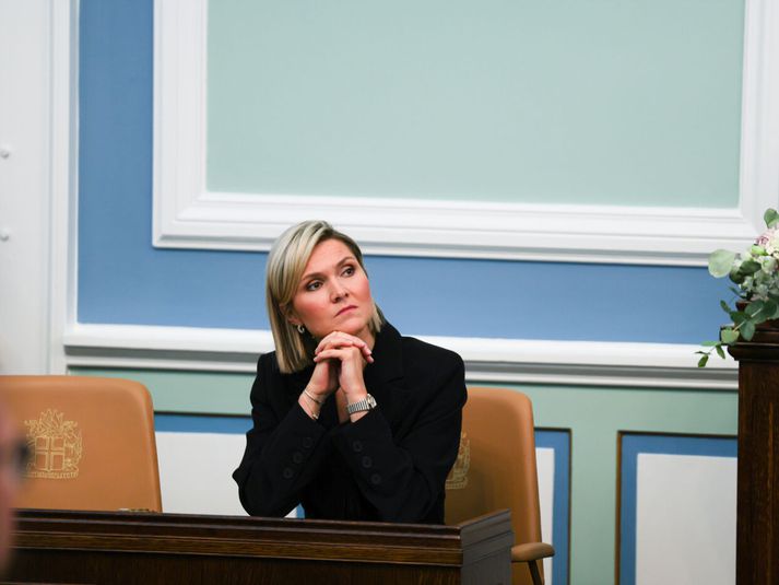 Kristrún Frostadóttir forsætisráðherra segir viðbótarkostnað ríkissjóðs vegna aðgerðanna til að tryggja sátt á vinnumarkaði nema 1,6 milljörðum króna.