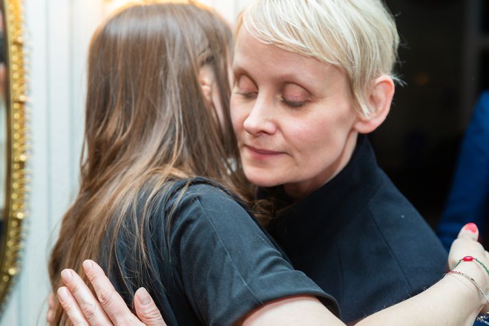 Katrín Jakobsdóttir forsætisráðherra og Sólveig Anna Jónsdóttir, formaður Eflingar, féllust í faðma í Ráðherrabústaðnum að lokinni kynningu.