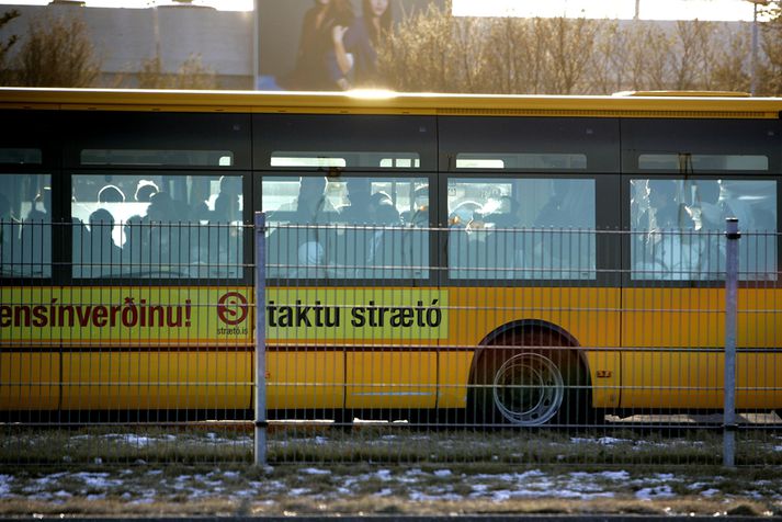 Móðirin segir vagnstjórann hafa frelsissvipt dótturina með því að neita að opna aftari hurð vagnsins þegar hún ætlaði út.