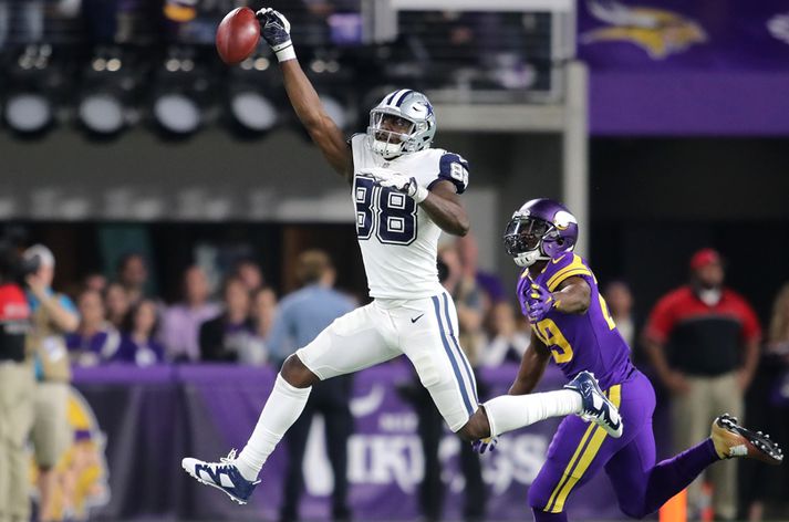 Dez Bryant, stjarna Dallas, reynir að grípa boltann í nótt.