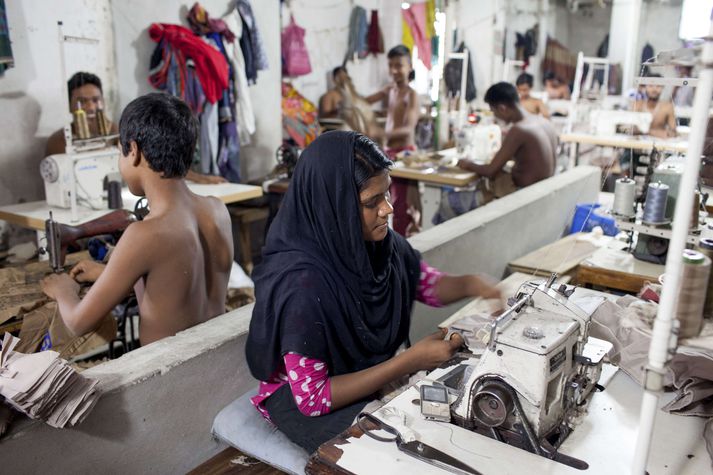 Úr einni af fjölmörgum saumaverksmiðjum í Bangladess. Í verksmiðjum sem þessum vinnur fólk oft við afar kröpp jör við að framleiða varning fyrir vestrænan markað.