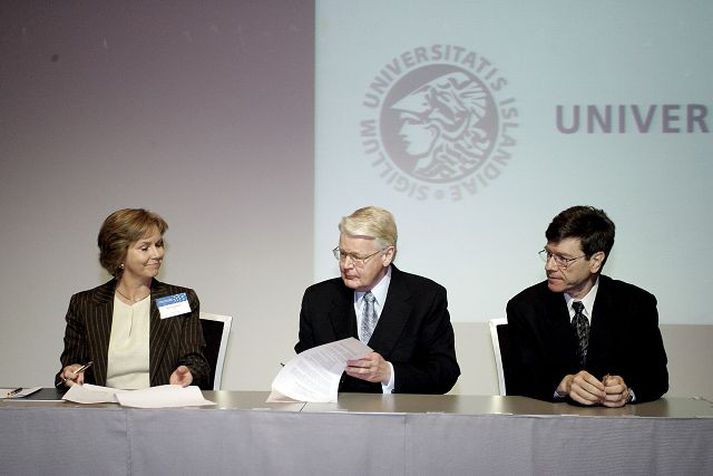 Frá undirritun Kristín Ingólfsdóttir, rektor Háskóla Íslands, Ólafur Ragnar Grímsson, forseti Íslands, og Jeffrey D. Sachs við undirritunina í gær.