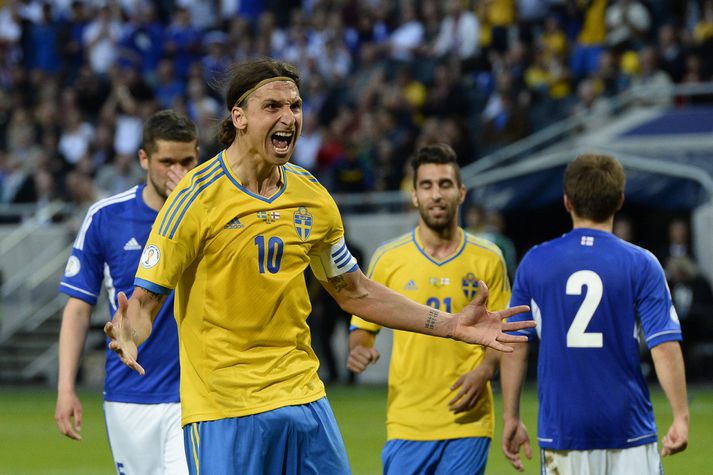 Zlatan öskrar hér á Gunnar Nielsen, markvörð Færeyinga, í kvöld.