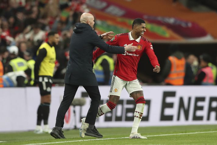 Marcus Rashford fagnar með knattspyrnustjórnaum Erik ten Hag í leikslok á Wembley í gær.