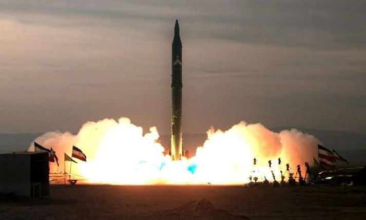 Tilraunaskot Íranar skjóta upp nýja flugskeytinu Sajjil-2.nordicphotos/AFP