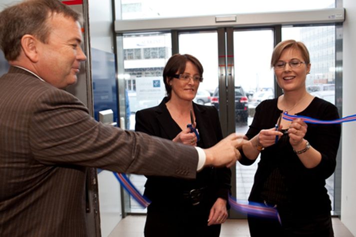 Lára Huld Grétarsdóttir og Björg Hauksdóttir opnuðu útibú bankans formlega ásamt Margeiri Péturssyni. Þær Lára og Björg hafa starfað í MP Banka nánast frá stofnun.