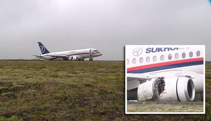 Vélin er enn við flugbrautina á Keflavíkurflugvelli.