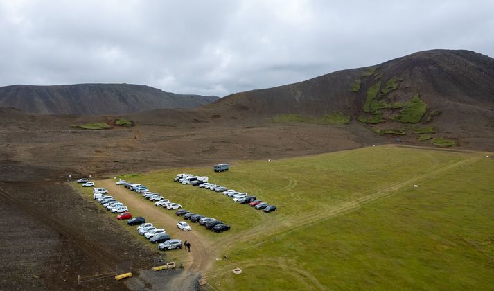 Nýja bílastæðið á túninu í Stóra-Leirdal er við leið C. Uppgönguleiðin á Langahrygg sést fyrir aftan.