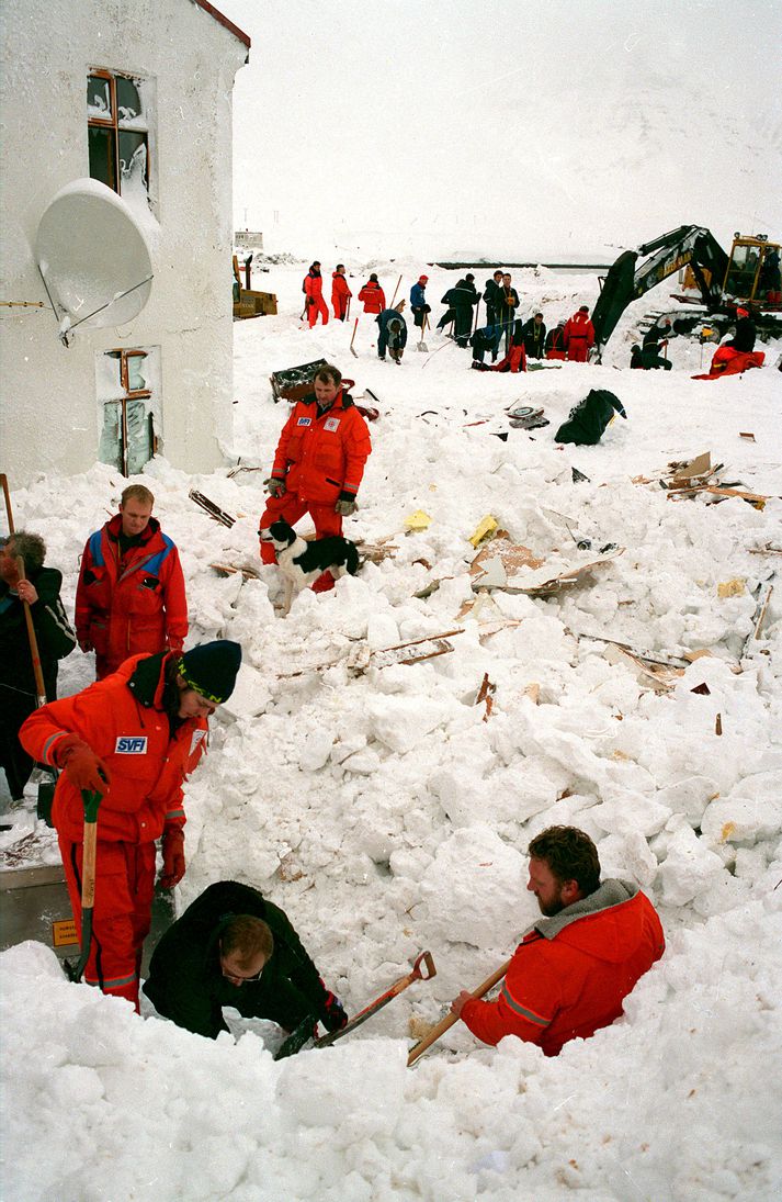 Frá björgunaraðgerðum á Flateyri í október árið 1995.