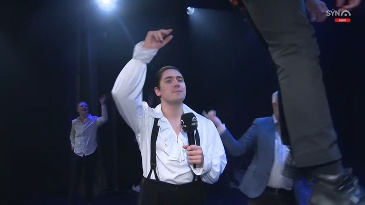 Níels Thibaud Girerd, aðalleikari sýningarinnar, tók stjórn á beinni útsendingu í fréttum Sýnar í kvöld.