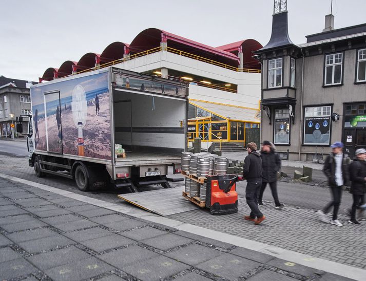 Starfsmenn Ölgerðarinnar afferma bíl á Hverfisgötu. 