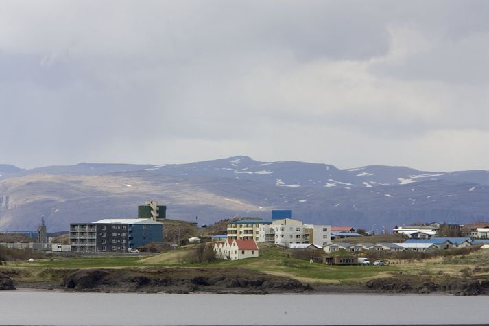 Parið segist sjá til Borgarness þaðan sem þau bíða þess að vera bjargað úr sjálfheldu.