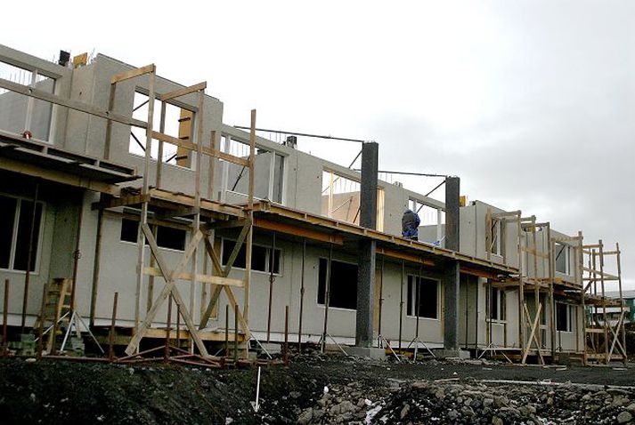 Sóleyjarimi í Reykjavík. Hópur Litháa starfar við byggingu fjölbýlishúss í Sóleyjarima. Verkalýðshreyfingin óttast að mennirnir séu á of lágum launum og ætlar að höfða mál fyrir Félagsdómi til að fá úr því skorið. Verður málið sent fyrir dóminn í næstu viku.