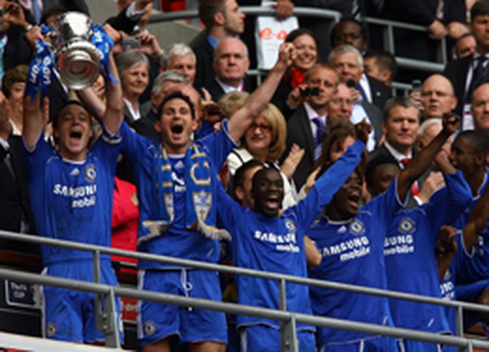 John Terry, fyrirliði Chelsea, tekur á móti bikarnum í dag.