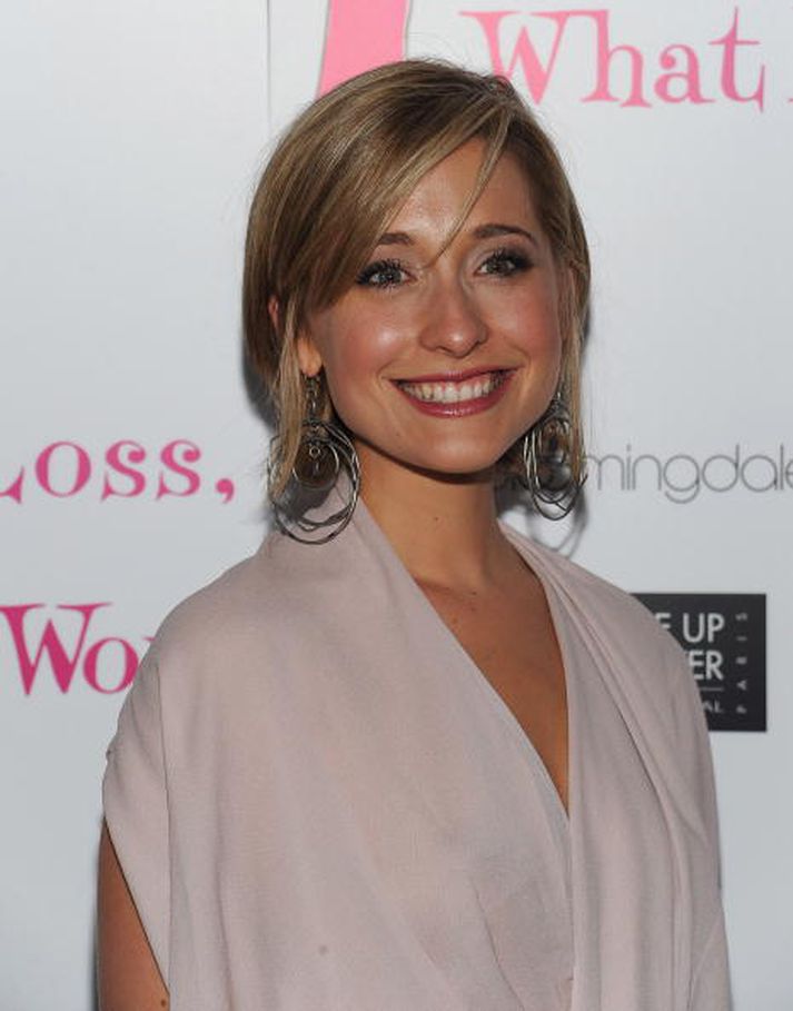 Allison Mack er þekktust fyrir hlutverk sitt sem Chloe Sullivan í þáttunum Smallville. Hún er sögð hafa verið helsti vitorðsmaður Raniere.