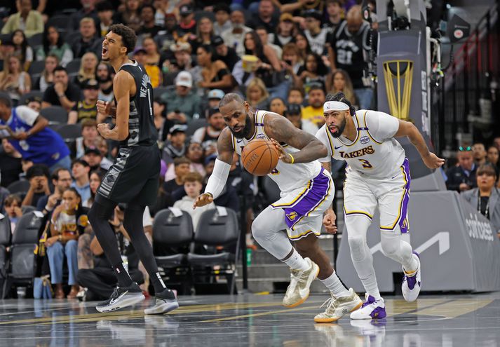 LeBron James hefur byrjað tímabilið vel. Hann er með 24,3 stig, 8,1 frákast og 9,4 stoðsendingar að meðaltali í leik í vetur.