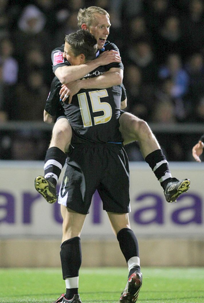 Brett Ormerud og Chris Cohen, leikmenn Nottingham Forest, fagna marki.