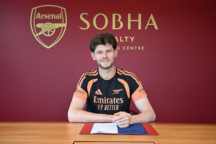 Illan Meslier skrifar undir hjá Arsenal.