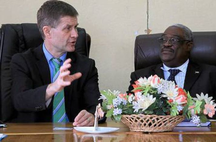 Erik Solheim og Grain Malunga þróunarráðherra Malawi.