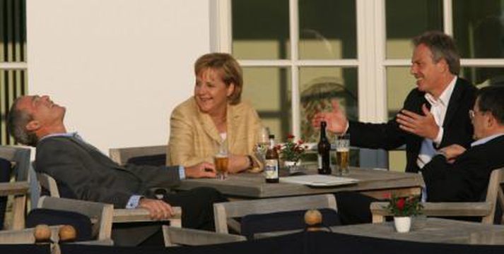 Það er ekki að sjá að þau Bush, Merkel, Blair og Prodi hafi freistast til að smakka á Afri-Cola.