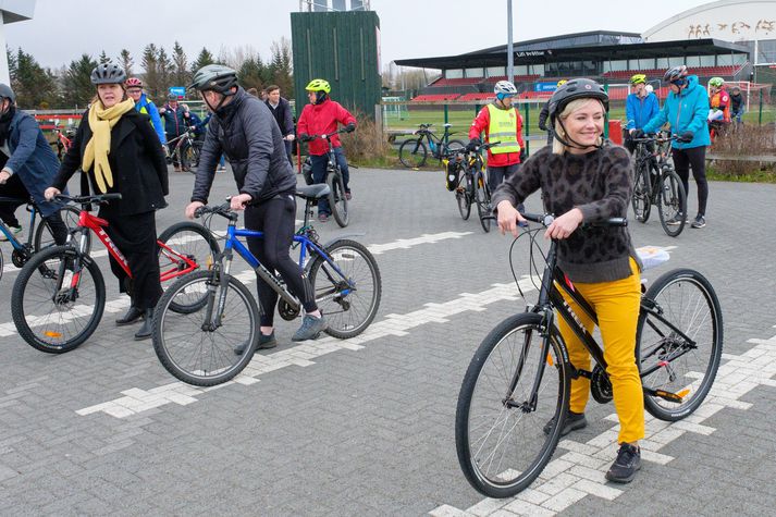 Lilja Alfreðsdóttir var með hjálm á höfði þegar boðsgestirnir biðu þess að vera ræstir út.