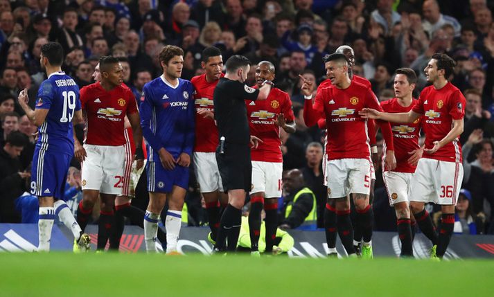 Leikmenn Manchester United hópust í að Michael Oliver eftir að rauða spjaldið fór á loft.