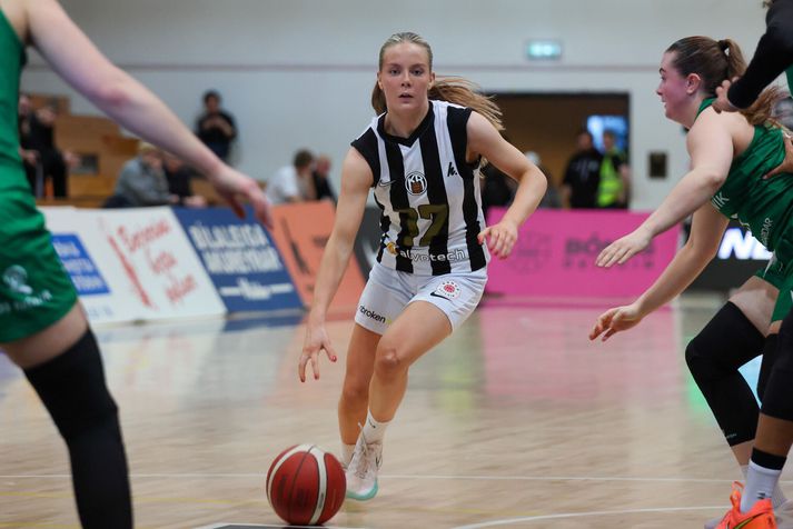 Frá leik KR og Njarðvíkur í síðustu umferð þar sem sigur KR tryggði hreinan úrslitaleik um deildarmeistaratitilinn gegn Haukum í kvöld. Hér má sjá Rebekku Rut Steingrímsdóttur, leikmann KR og íslenska landsliðsins, með boltann.