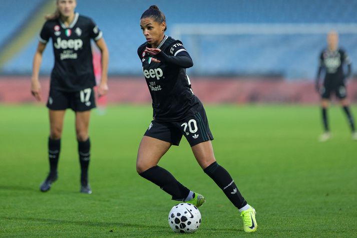 Estelle Cascarino tókst ekki að fjarlægja lokk úr eyra sínu þegar hún átti að koma inn á í leik Chelsea og West Ham United.