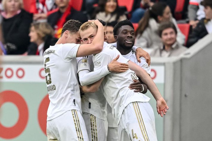 Bæjarar unnu Freiburg um helgina þar sem Matthijs de Ligt skoraði sigurmarkið.