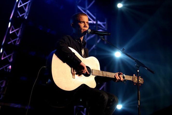 Sigurvegari síðasta árs.
Sigurður Þór Óskarsson úr Versló söng sig inn í hug og hjörtu landsmanna í fyrra með lagi Damien Rice, The Professor. Sigurvegarinn í ár verður ekki krýndur í beinni útsendingu eins og hefð hefur verið fyrir því hvorki RÚV né Stöð 2 treystu sér til þess að taka keppnina upp á sína arma. Þórhallur Gunnarsson dagskrárstjóri Sjónvarps<B> </B>segir söngkeppnina einfaldlega hafa lent undir niðurskurðarhnífnum. Fjölmargir þekktir tónlistarmenn hafa stigið sín fyrstu skref í keppninni, til að mynda Emilíana Torrini, Margrét Eir, Guðrún Árný og Sverrir Bergmann.