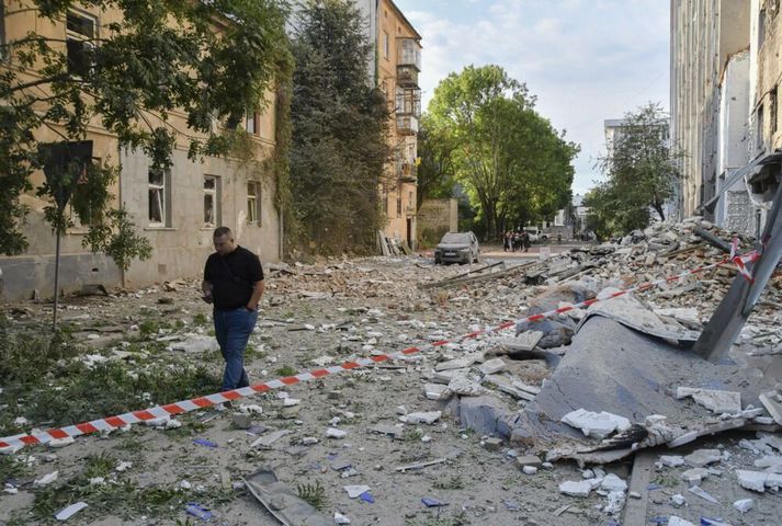 Árásir voru meðal annars framdar í borginni Lviv í vesturhluta Úkraínu. Þessi mynd var tekin í dag og sýnir skemmdir í borginni.