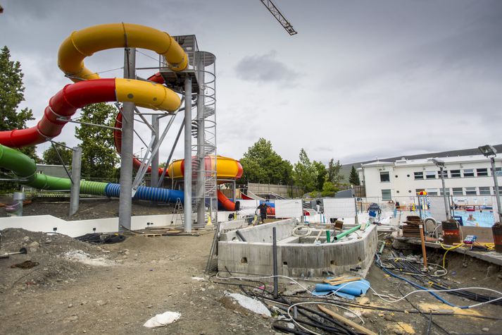 Sundlaug Akureyrar státar nú af lengstu rennibraut landsins sem er 86 metrar að lengd. Hún kostaði aftur á móti sitt.