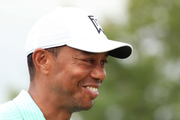 Það er örugglega langt síðan að  Tiger Woods spilaði holur í golfmóti án þess að hafa áhorfendur.