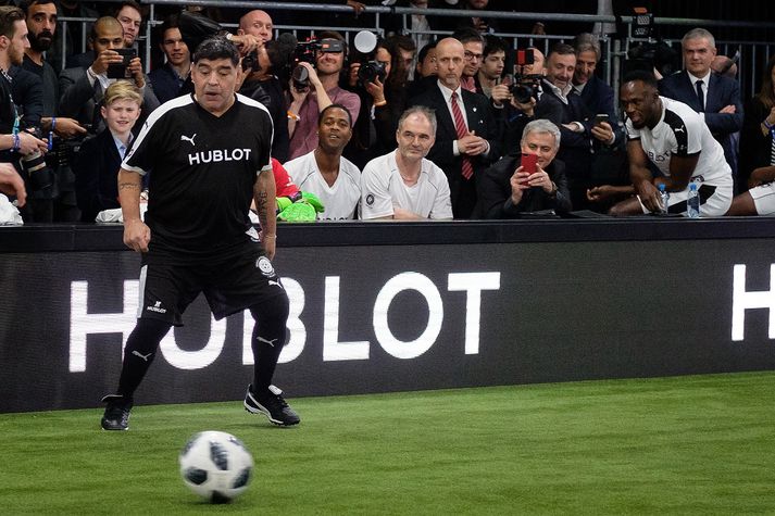 Hér má sjá Maradona merktan Hublot. Ef myndin prentast vel má greina Jose Mourinho taka mynd á síma og honum við hlið er spretthlauparinn Usain Bolt. Þeim við hlið eru Patrick Kluivert og svissneski framherjinn Stéphane Chapuisat