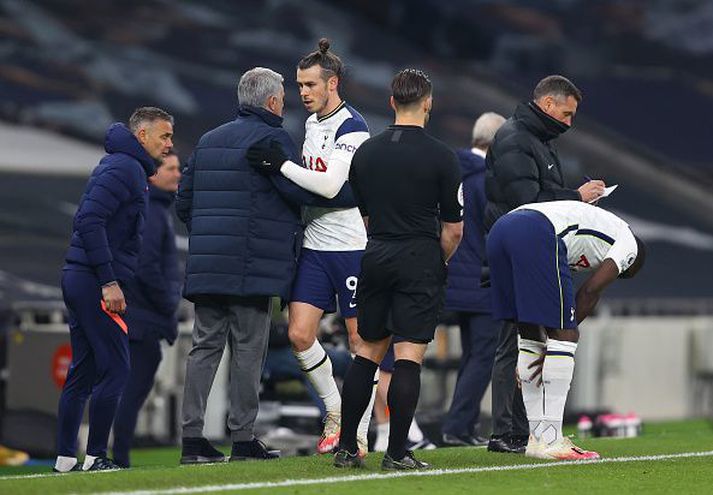 Mourinho og Bale í leiknum umrædda. Fjórði dómarinn, Marriner, sést skrifa niður hægra megin í myndinni.