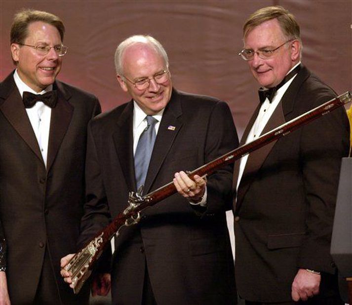 Dick Cheney, sem hér er fyrir miðju, er ekki sérlega vinsæll í Bandaríkjunum þessi misserin.