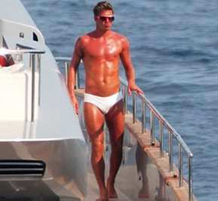David Beckham tekur sig vel út á brókunum einum fata.