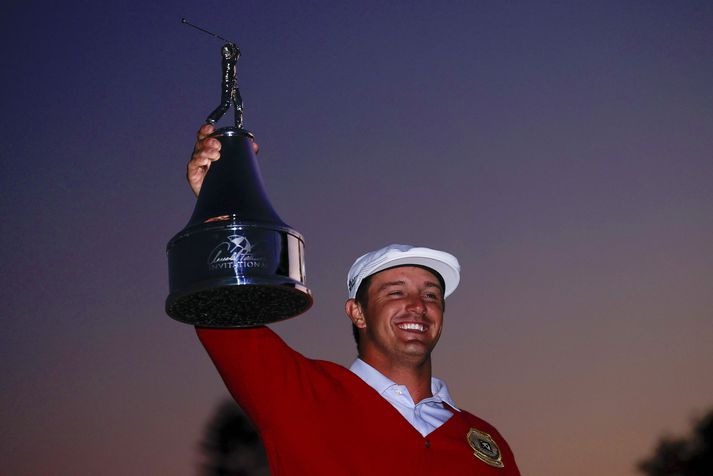 Bryson DeChambeau lyftir bikarnum eftir sigurinn á Arnold Palmer Invitational.