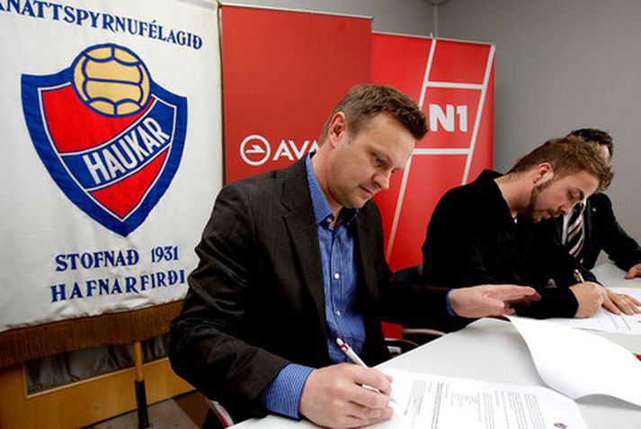 Andri Marteinsson við undirritun samningsins að Ásvöllum í dag.