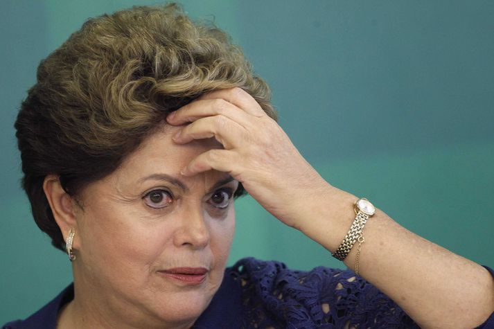 Dilma Rousseff var sakfelld fyrir embættisglöp eftir að hún var sögð hafa hagrætt fjárlögum landsins til að hylma yfir vaxandi tekjuhalla ríkisins.