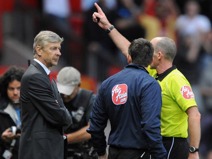 Mike Dean rekur hér Wenger af velli í dag.