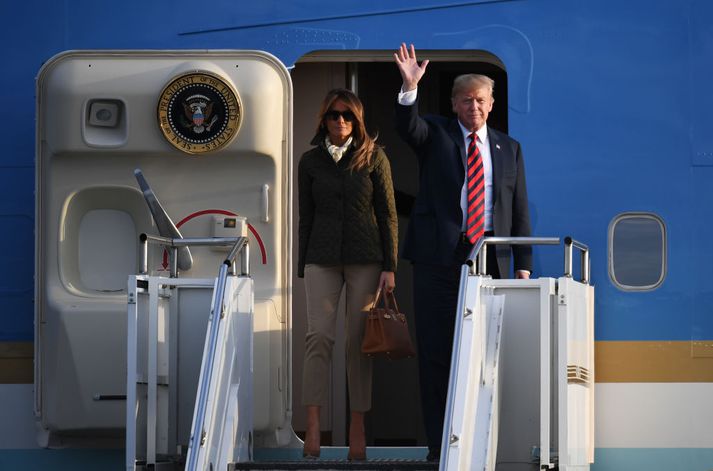 Donald og Melania sjást hér stíga út úr forsetaþotunni, Air Force One.