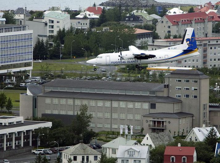 Flugmenn skrifuðu undir kjarasamning við Flugfélag Íslands í gær. 