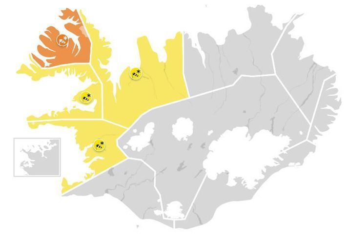 Norðaustan hríð skall á norðvesturhluta landsins í morgun.