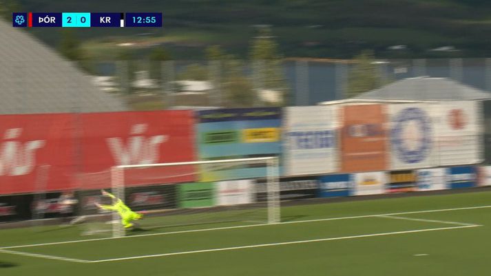 Sigurpáll Sören Ingólfsson kastar sér á eftir boltanum eftir skot Arons Birkis Stefánssonar.