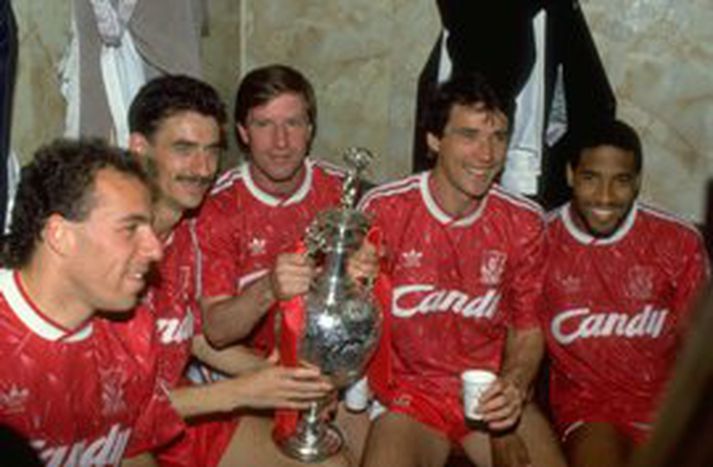 Hér má sjá þá Ronnie Rosenthal, Ian Rush, Ronnie Whelan, Alan Hansen og John Barnes hjá Liverpool fagna deildarmeistaratitlinum árið 1990