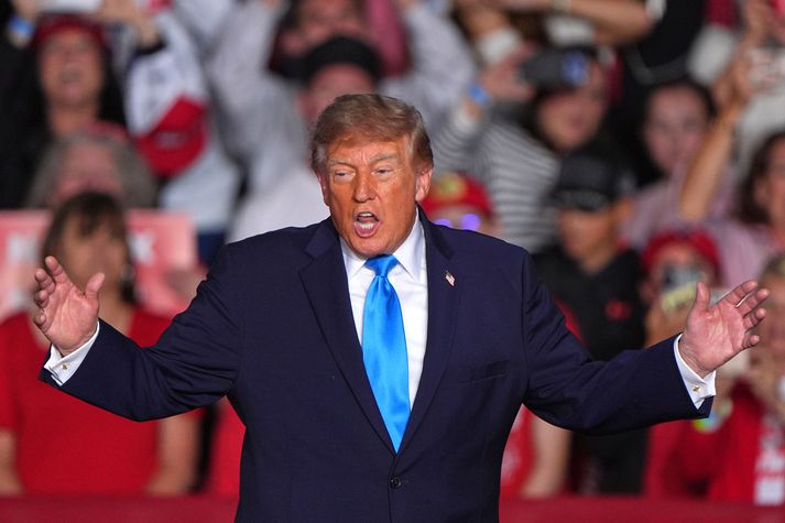 Donald Trump hefur ekki miklar mætur á ríkjum þar sem meirihluti kjósenda greiddi honum ekki atkvæði sitt í forsetakosningum. Hann hefur sýnt það í verki á ýmsan hátt undanfarin misseri.