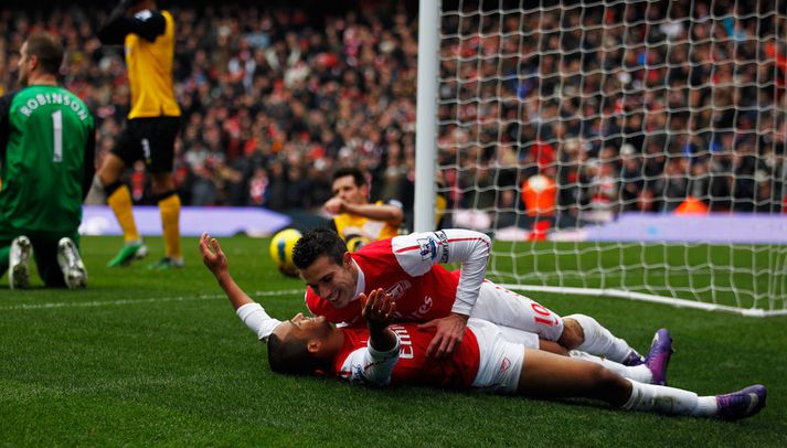 Theo Walcott og Robin van Persie fagna saman marki.